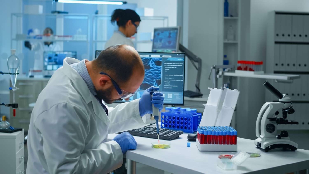 scientist-putting-blood-sample-from-test-tube-with-micropipette-petri-dish-analysing-chemical-reaction.jpg